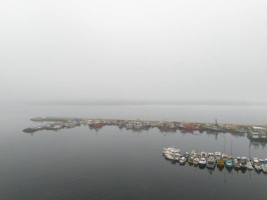 Beykoz Havacılık, sisli bir günde liman manzarası. Yüksek açılı, rıhtım boyunca demirlemiş çok sayıda teknesi olan bir limanın tam görüntüsü. Poyrazkoy İstanbul Türkiye 'de Yavuz Sultan Selim Köprüsü Anadolu tarafında 