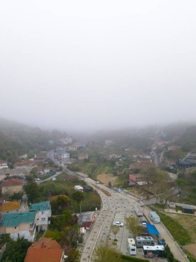 Beykoz Poyrazkoy İstanbul Puslu Dağ Yolu Manzarası. Yüksek açılı, bir vadiye yerleşmiş, sisli bir kasabanın havadan görünüşü. Türkiye Anadolu Tarafı Yavuz Sultan 'a yakın 
