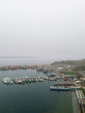 Poyrazkoy Beykoz Hava Görüntüsü Sisli Liman Teknelerle Dolu. Yüksek açılı, farklı boyutlarda teknelerle dolu bir limanın tam görüntüsü. İstanbul Türkiye Yavuz Sultan Selim Köprüsü 