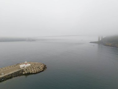 Beykoz Misty liman girişi, sakin kıyı manzarası. Yüksek açı, hafif sisle kaplı bir liman girişinin havadan görüntüsü. Poyrazkoy İstanbul Türkiye Anadolu Tarafı Yavuz Sultan Selim Köprüsü 