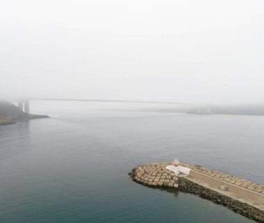 Yavuz Sultan Selim Köprüsü Puslu Liman Manzarası. Dalgakıran ve köprü manzaralı. Yüksek açı, hafif sisle örtülü bir liman sahnesi. İstanbul Türkiye Beykoz Poyrazkoy Anadolu Tarafı 
