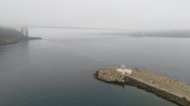 İstanbul Havacılık, köprüsü ve dalgası olan sisli bir limanın manzarası. Hafif sisle örtülü bir limanın sakin bir hava görüntüsü. Yavuz Sultan Selim Köprüsü Türkiye Anadolu Kavagi Beykoz Poyrazkoy