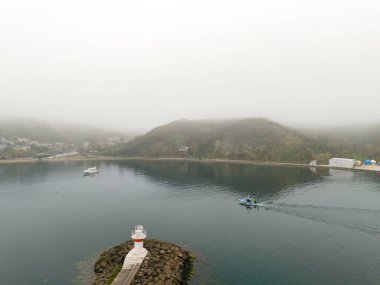 Deniz feneriyle puslu liman manzarası, sakin sahil manzarası. Hafif bir sisle örtülü sakin bir liman sahnesinin havadan görüntüsü. Beykoz Poyrazkoy İstanbul Türkiye Anadolu Tarafı 