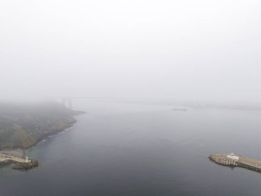Yavuz Sultan Selim Köprüsü İstanbul Hindi Puslu kıyı limanı yukarıdan görünüyor. Yüksek açılı, sisli bir limanın tam görüntüsü. Beykoz Türkiye Poyrazkoy 