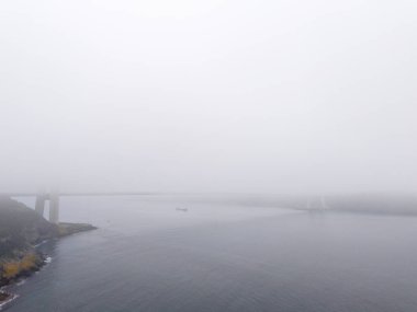 Köprü ile Misty River Manzarası. Sis ya da sisle kaplanmış bir nehrin havadan görünüşü. Yavuz Sultan Selim Köprüsü İstanbul Türkiye Beykoz Poyrazkoy Türkiye Anadolu Tarafı 