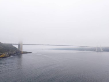 Misty Coastal Köprüsü Sahnesi. Sakin, sisli bir su kütlesi boyunca uzanan bir köprünün huzurlu görüntüsü. Yavuz Sultan Selim Köprüsü İstanbul Türkiye Anadolu Tarafı Beykoz Poyrazkoy 