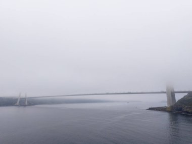 Suyun üzerindeki Misty Köprüsü. Sis veya sisle kaplanmış, su yolu boyunca uzanan sakin bir köprü manzarası. Yavuz Sultan Selim Köprüsü İstanbul Türkiye Beykoz Poyrazkoy Anadolu Tarafı 