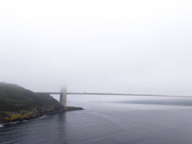 Sisli Atmosferli Beykoz Puslu Kıyı Köprüsü Sahnesi. Sakin ve biraz bulanık bir deniz kıyısındaki köprünün manzarası. Yavuz Sultan Selim Köprüsü İstanbul Türkiye Poyrazkoy 