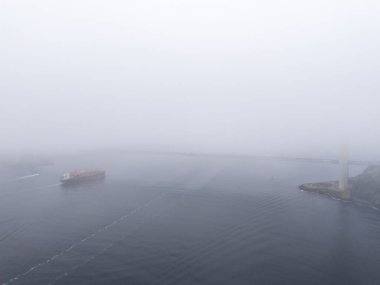 Sisli liman manzaralı kargo gemileri. Hafif bir sisle örtülü bir liman manzarası. Yavuz Sultan Selim Köprüsü İstanbul Türkiye Anadolu Beykoz Poyrazkoy 