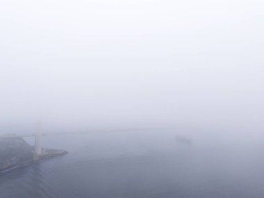Misty Coastal View of a Harbor. Yoğun bir sis ya da siste gizlenmiş bir limanın havadan çekilmiş geniş bir görüntüsü. Yavuz Sultan Selim Köprüsü İstanbul Beykoz Poyrazkoy Anadolu Tarafı Türkiye