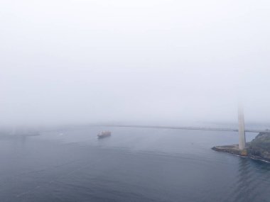 Yavuz Sultan Selim Köprüsü İstanbul Hindi Puslu limanı, gemi ve köprü manzaralı. Hafif bir sisle örtülü bir liman manzarası. Türkiye Beykoz Poyrazkoy Anadolu Tarafı