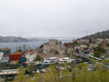 İstanbul 'un tarihi rıhtım manzarası Anadolu Kalesi' nde bir kale ve köprü ile karşılandı. Yüksek açılı, güzel bir İstanbul rıhtımının tam görüntüsü. Fatih Sultan Mehmet Köprüsü Beykoz İstanbul 