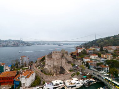 İstanbul 'un İstanbul Boğazı' na bakan tarihi kalesinin panoramik manzarası. İstanbul, Türkiye 'de İstanbul Boğazı' nın kenarında yer alan tarihi bir kalenin havadan çekilmiş bir fotoğrafı. Anadolu Kalesi