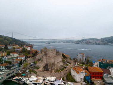 İstanbul 'un tarihi kalesi ve Boğaz Köprüsü' nün havadan görünüşü. İstanbul, Türkiye 'deki İstanbul Boğazı' na bakan tarihi bir kalenin havadan çekilmiş bir fotoğrafı. Anadolu Kalesi Fatih Sultan Mehmet