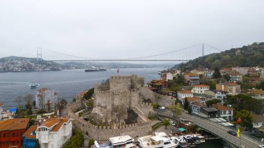 İstanbul 'un Boğaz Köprüsü' ndeki Rumeli Kalesi 'nin panoramik manzarası. Yüksek açılı, Türkiye 'nin İstanbul kentindeki Rumeli Kalesi' nin tam karesi, Boğaz 'ın Avrupa tarafında yer alıyor. Anadolu Kalesi