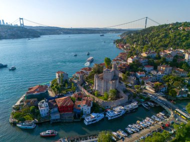 Fatih Sultan Mehmet Köprüsü İstanbul 'un İstanbul Boğazı' nı Tarihi Mimari ve Köprü ile Sersemleten Hava Manzarası. Bu hava çekimi İstanbul Boğazı 'nın güzelliğini gözler önüne seriyor, Türkiye Beykoz