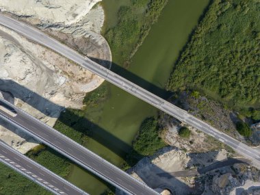 Nallihan Kuş Sığınağı Beypazari Ankara Türkiye Yüksek açılı nehir boyunca uzanan modern bir otoyol köprüsü manzarası. Yeşilimsi kahverengi bir nehri geçen çok şeritli bir karayolu köprüsünün havadan çekilmiş görüntüsü. NALLIHAN 