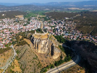 Türkiye 'nin Sinop kentindeki dramatik uçurumlara Boyabat Kalesi' nin havadan görüntüsü kondu. Kale çevre kasaba ve dağlara hükmediyor ve Karadeniz kentsel manzarasına çarpıcı bir zıtlık sunuyor. 