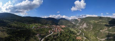 Bursa 'nın Keles ilçesindeki Gelemi köyünün hava manzarası. Yeşil tepeler ve ormanlarla çevrili bu huzurlu kırsal alan doğayı, geleneksel evleri ve dolambaçlı dağ yollarını gözler önüne seriyor.