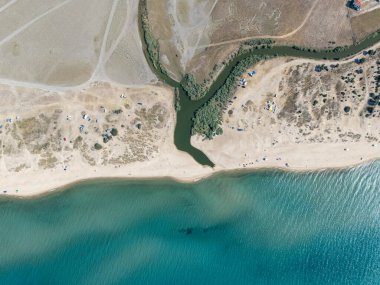 Türkiye 'nin Edirne, Enez, Saros Körfezi' ndeki Ege Denizi 'ne akan huzurlu bir sahil havadan aşağı manzarası. Sakin bir yaz sahnesi doğa, kum, su ve açık hava kampı..