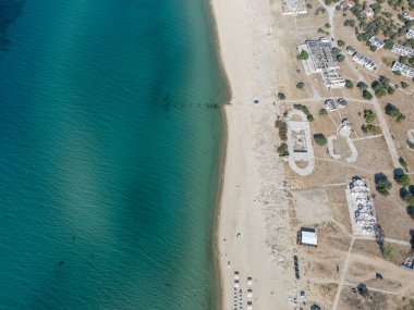 Saros Körfezi kıyı şeridi temiz turkuaz su, kumlu sahil, güneş pansiyonları ve şemsiyeli hava manzarası. Huzurlu bir yaz tatili, deniz kenarında dinlenme ve Türkiye 'de plaj eğlencesi için mükemmel bir yer..