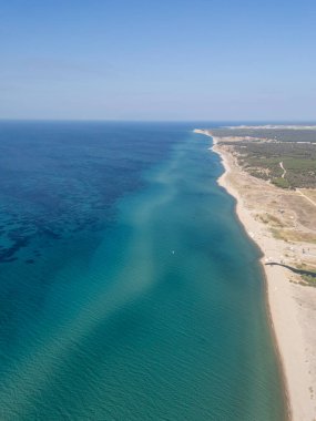 Türkiye 'nin Edirne kentindeki Saros Körfezi kıyı şeridinin nefes kesen hava manzarası, turkuaz deniz ve uzaklığa uzanan altın kumlu plaj. Yaz tatilleri, doğa severler ve plaj kaçamakları için ideal..