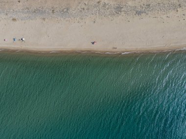 Türkiye 'nin Saros Körfezi' ndeki zümrüt yeşil deniz boyunca sakin bir kumsal ve yumuşak dalgaların yukarıdan aşağı görüntüsü. Huzurlu ve doğal bir kaçış, yaz yalnızlığı ve rahatlama için mükemmel..