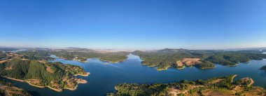 Bereketli yeşil ormanlar ve berrak mavi sularla çevrili büyüleyici bir Merli Barajı manzarası doğal güzelliği, sükuneti ve el değmemiş manzaraları doğa severler için mükemmeldir..