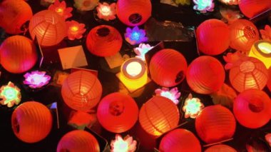 Geceleri suyun üzerinde süzülen bir fener. Yüksek kalite 4k görüntü