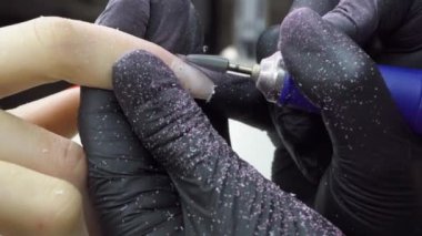 Manikür için manikür makinesiyle çivi hazırlamak. Yüksek kalite 4k görüntü