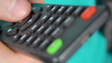 Kişi kumandadaki OK tuşuna basar. seçili odak. Yüksek kalite 4k görüntü