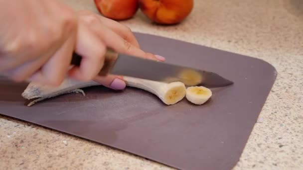 Vrouwenhanden Snijden Een Banaan Hoge Kwaliteit Beeldmateriaal — Stockvideo