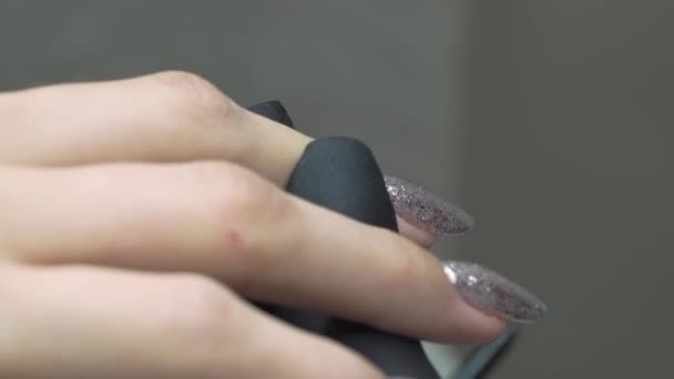 매니큐리스트는 광택으로 그녀의 손톱을 페인트 고품질 — 비디오