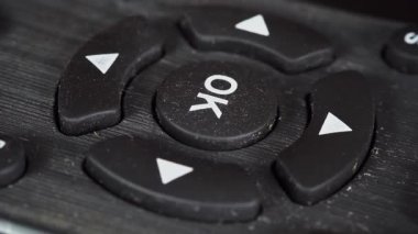 Erkek parmağı OK tuşuna basar. Yüksek kalite 4k görüntü