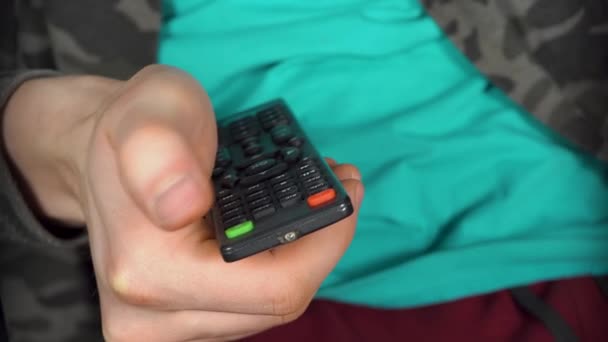 Mans Mão Pressiona Botão Controle Remoto Imagens Alta Qualidade — Vídeo de Stock