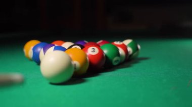 Bir piramidin çöküşü. Amerikan bilardo bahislerinin başlangıcı. Ağır çekim. Yüksek kaliteli FullHD görüntüler