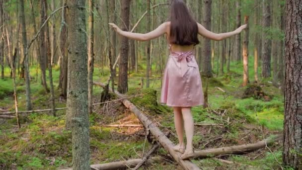 Dívka Růžových Šatech Kráčí Kmeni Padlého Stromu Vysoce Kvalitní Záběry — Stock video