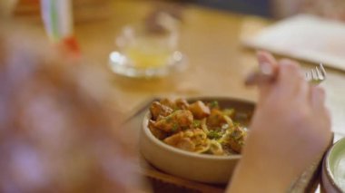 Kız lokantadaki bir kafede yemek yiyor. Yüksek kalite 4k görüntü