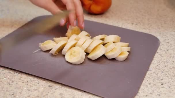 Нарізання Банана Ножем Кухонній Дошці Високоякісні Кадри — стокове відео