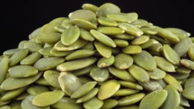 Balkabağı tohumları yavaş yavaş dönüyor. Yüksek kalite 4k görüntü