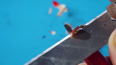 Bıçakla kalem açarak. Yüksek kalite 4k görüntü