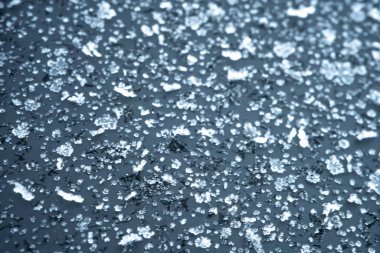 Siyah yüzeyde sabah soğuğu. Aşırı yakın çekim. Yüksek kalite fotoğraf