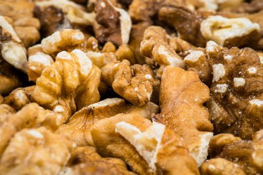 Soyulmuş ceviz çekirdekleri. Soyulmuş cevizi yaklaştır. Yüksek kalite fotoğraf