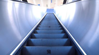 Yukarı çıkan metro merdivenleri. Boş yürüyen merdiven. Merdiveni boşalt. Yüksek kalite fotoğraf