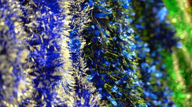 Bokeh Christmas Tinsel. Titrek yüzey, Noel mucizesi hissi veriyor. Yüksek kalite fotoğraf