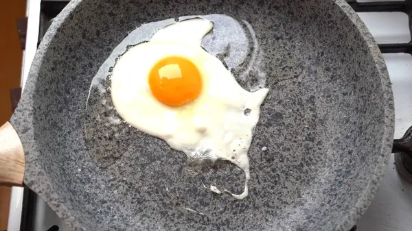 Kavurucu tavada pişirilmiş yumurta, yanan bir ocağın üstünde. Yüksek kalite fotoğraf