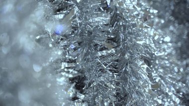 Disko süslemeleri Bokeh 'i bulanıklaştırdı. Gümüş Noel mucizesi, parlak pullar yüzeye yayıldı. Parlak Noel süsleri, bulanık, seçici odaklanma