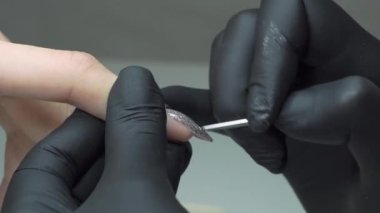 Güzellik salonunun gümüş vernikli müşterisi başvurulur. Yüksek kalite 4k görüntü