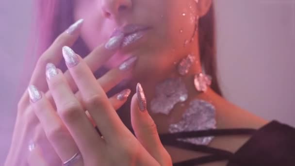 Handen Van Een Meisje Met Een Mooie Manicure Loopt Haar — Stockvideo