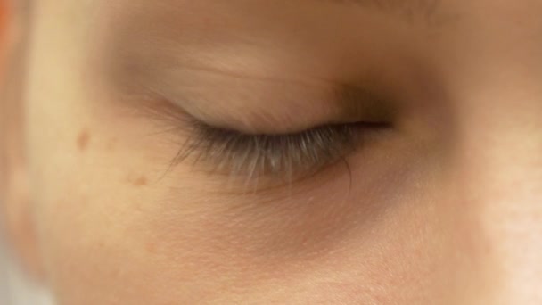 Junges Mädchen Entfernt Die Wimper Aus Dem Auge Hochwertiges Filmmaterial — Stockvideo